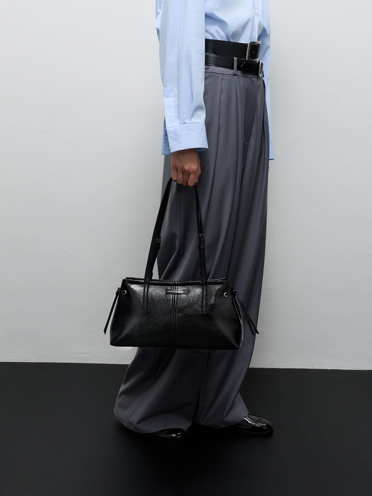 Noane Elongated-Handle Shoulder Bag - Noir | CHARLES & KEITH